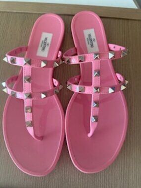 Valentino Garavani Signature Rockstuds Thong Sandals Pink